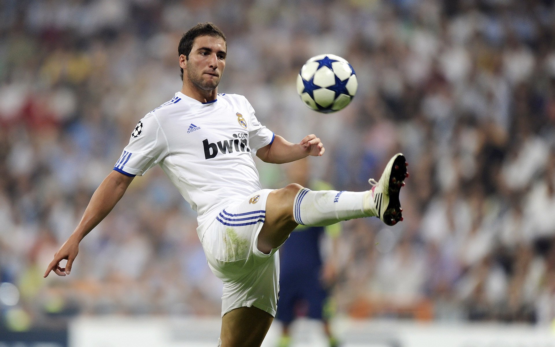 逆境中的坚持：赛季中逆转战局的惊险瞬间，逆境之中